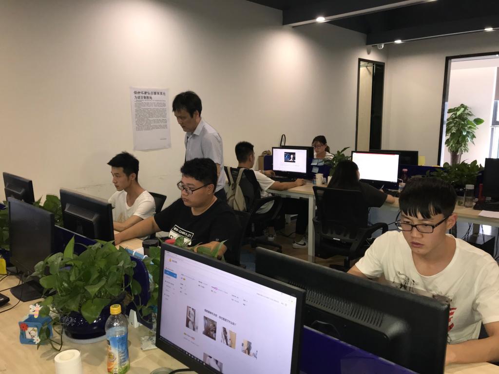 beat365正版唯一官网必一领导看望实习学生